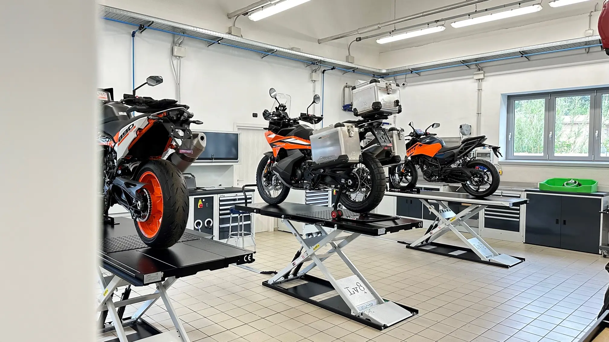 Arredamento officina moto guagliumi.jpg